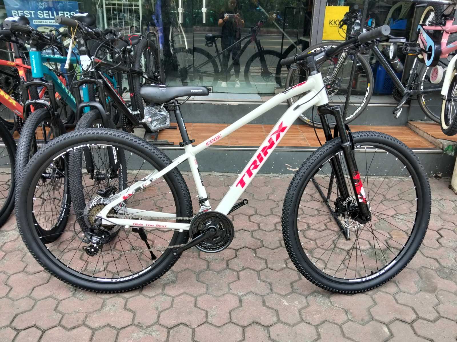 Trinx Edge Quest 29 Review: Sulit na First Mountain Bike para sa Beginners at Bike-to-Work?